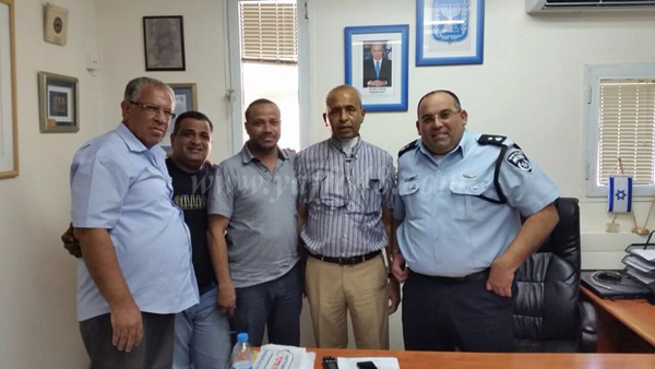  بالصور: وجهاء من الرملة يجتمعون مع الشرطة بعد اعتداء المستوطنين على شابين عرب